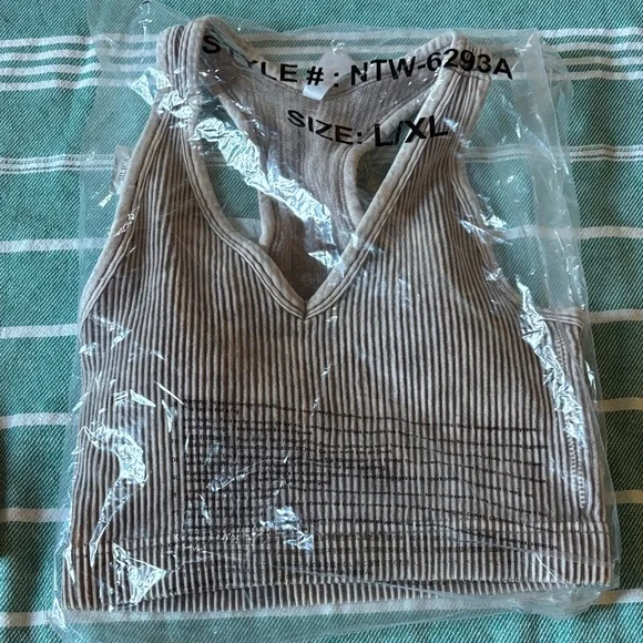 Stylish Ribbed Tank Top - Picture 3 of 3